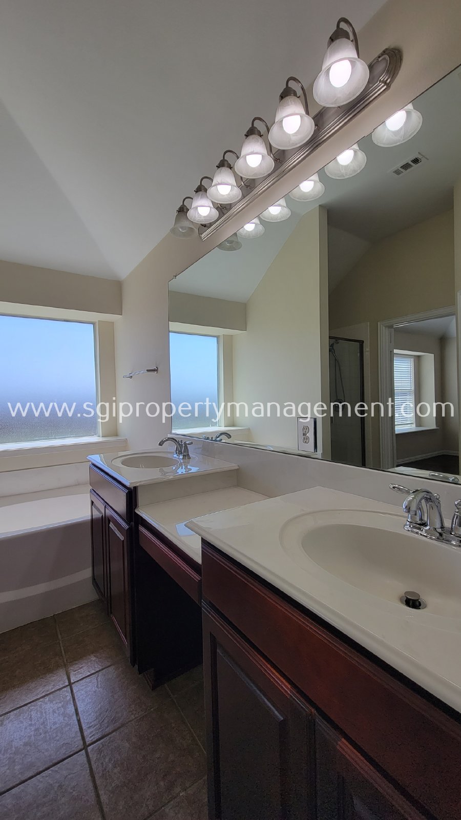 Beautiful 3 bedroom home ready for move-in property image