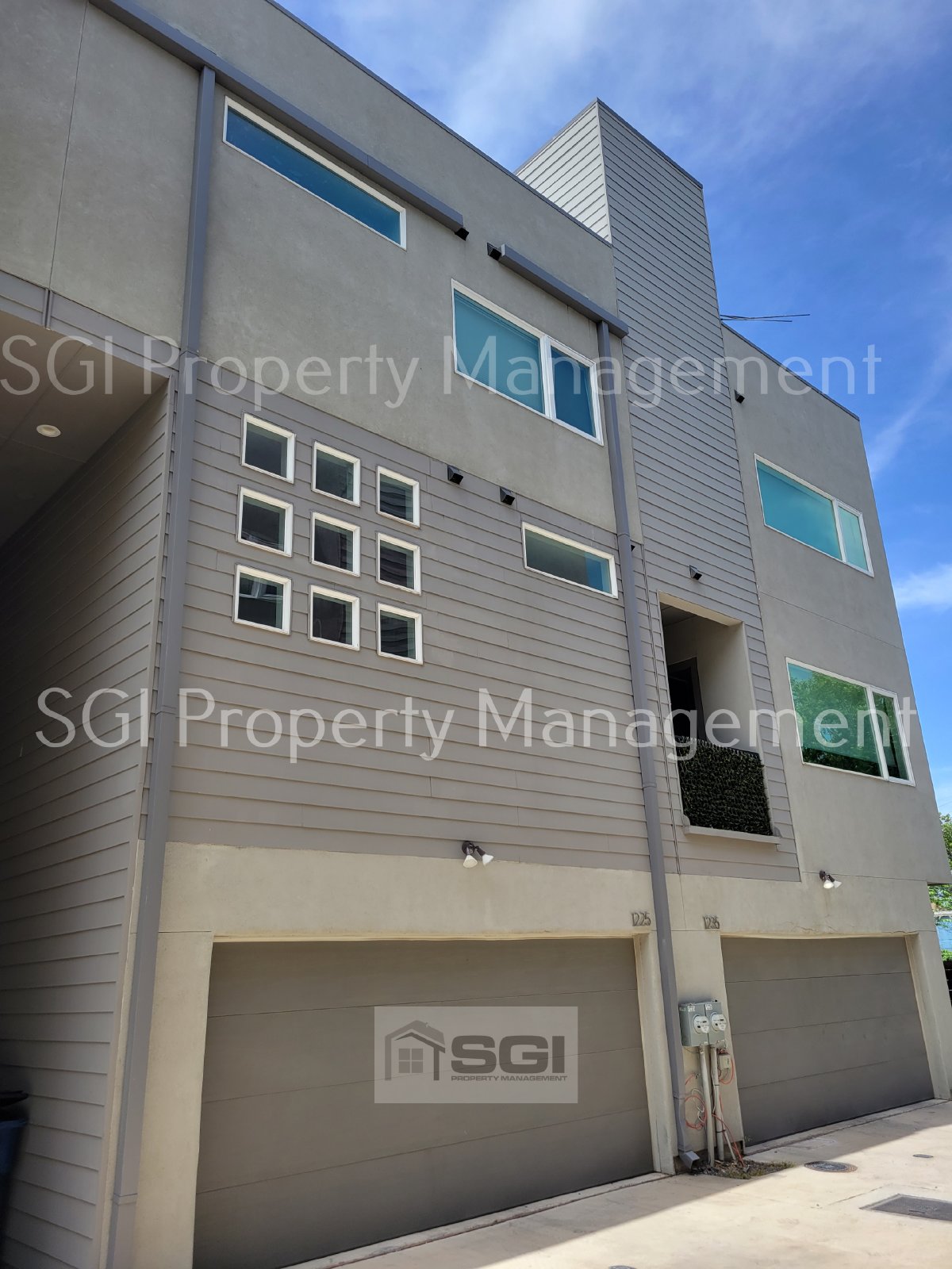 3 Story Townhouse in Fantastic Central Location with ROOFTOP Patio!! property image