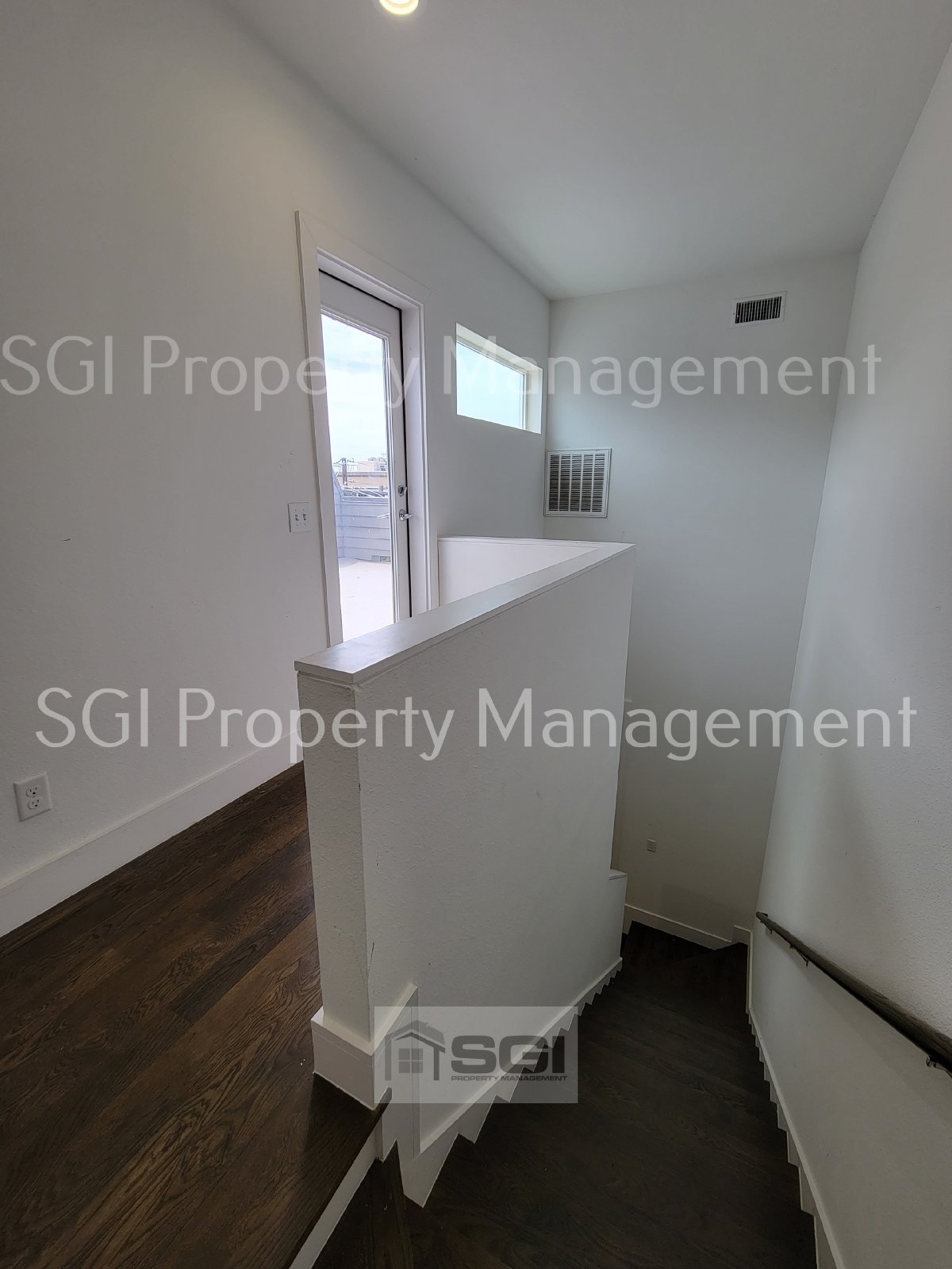 3 Story Townhouse in Fantastic Central Location with ROOFTOP Patio!! property image