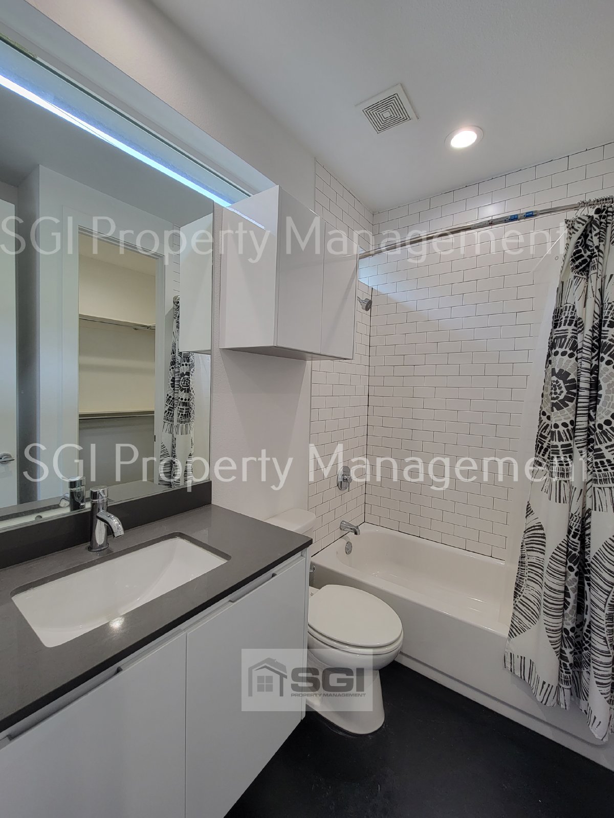 3 Story Townhouse in Fantastic Central Location with ROOFTOP Patio!! property image