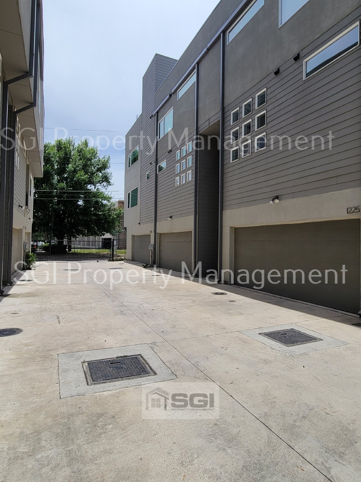 3 Story Townhouse in Fantastic Central Location with ROOFTOP Patio!! property image