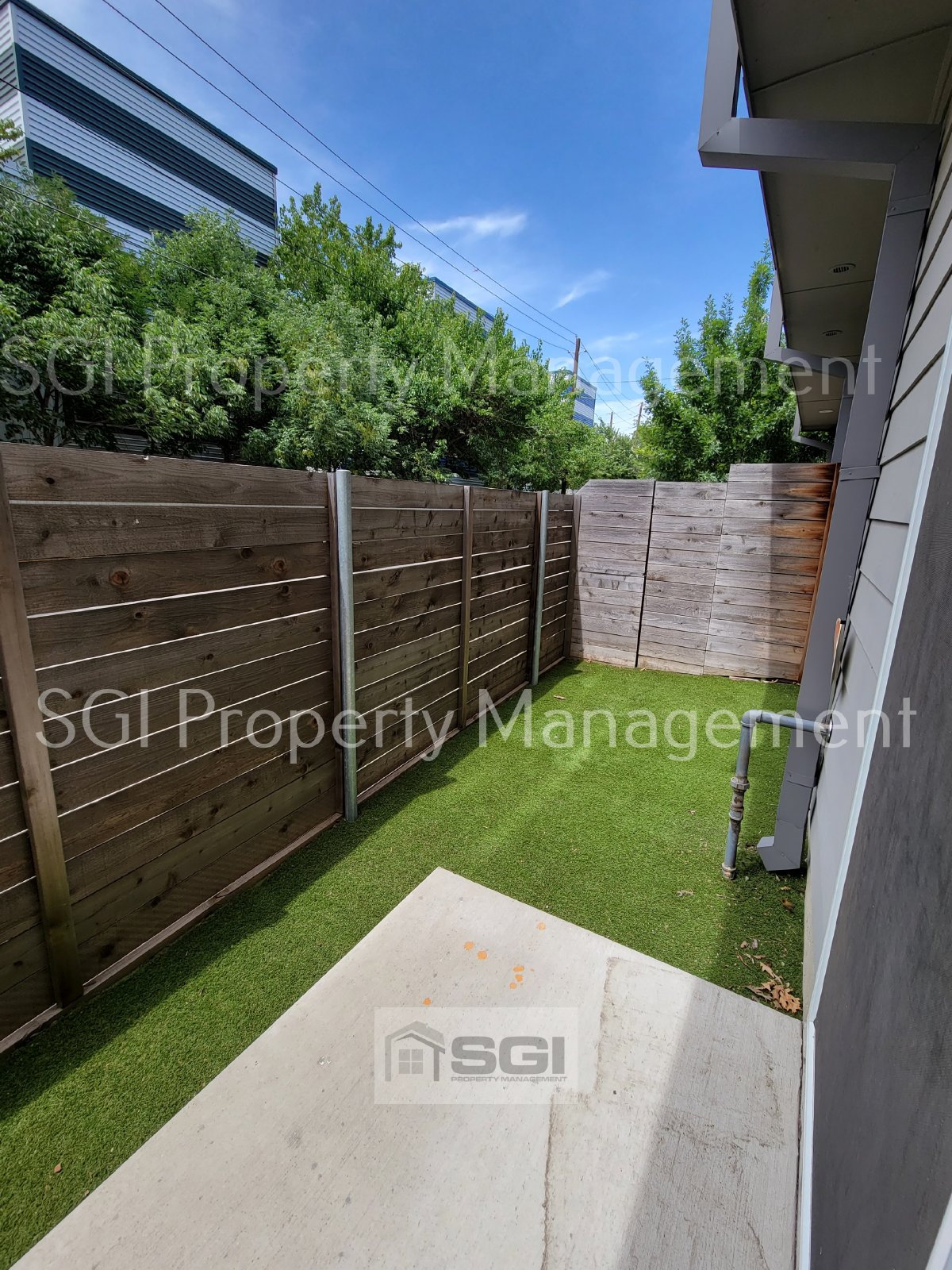 3 Story Townhouse in Fantastic Central Location with ROOFTOP Patio!! property image