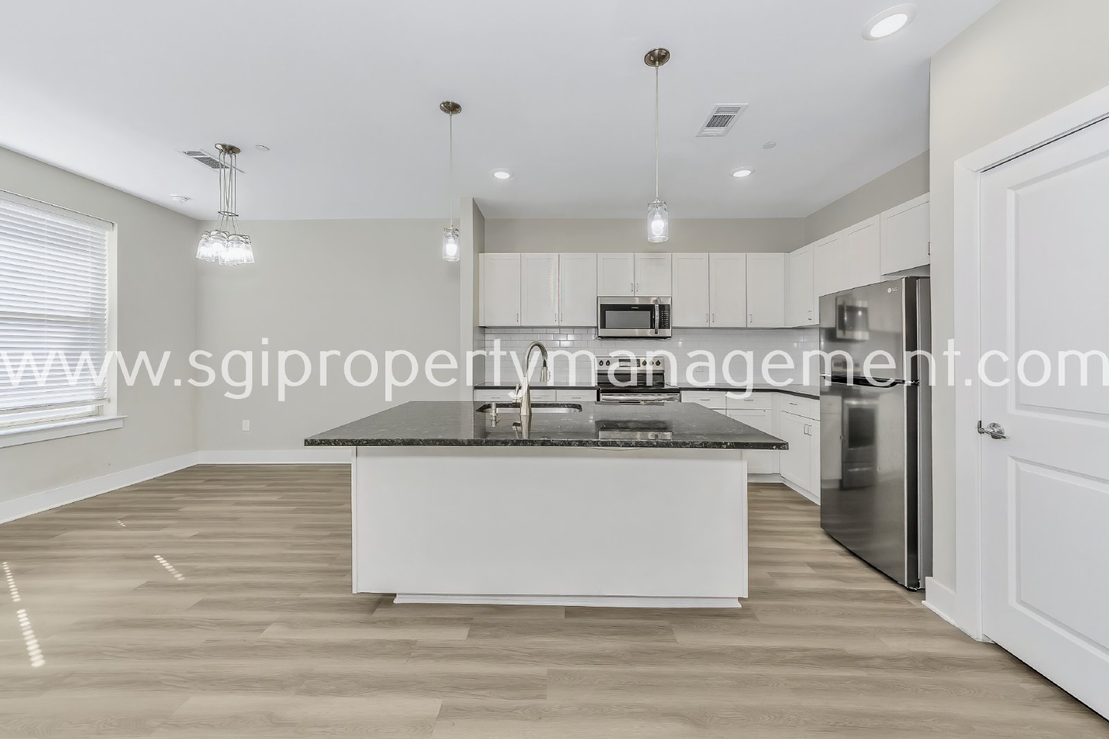 New modern 3 bedroom townhome property image