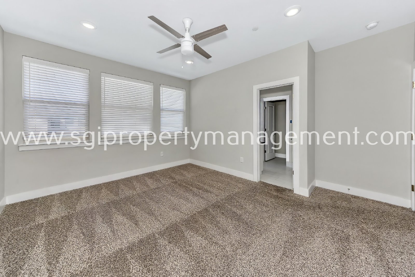 New modern 3 bedroom townhome property image