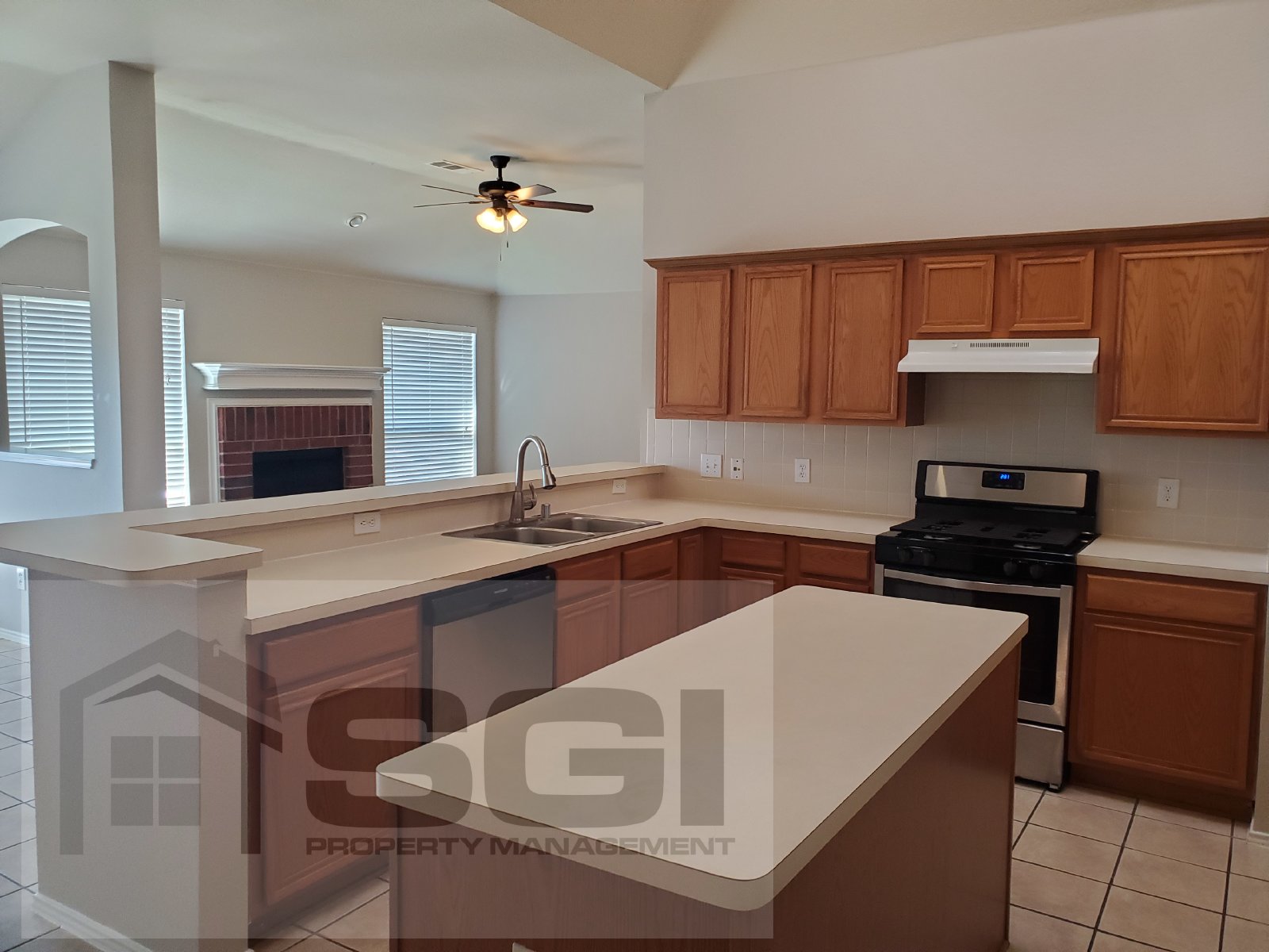 Fantastic 3 bedroom with 2 Living and 2 dining rooms property image