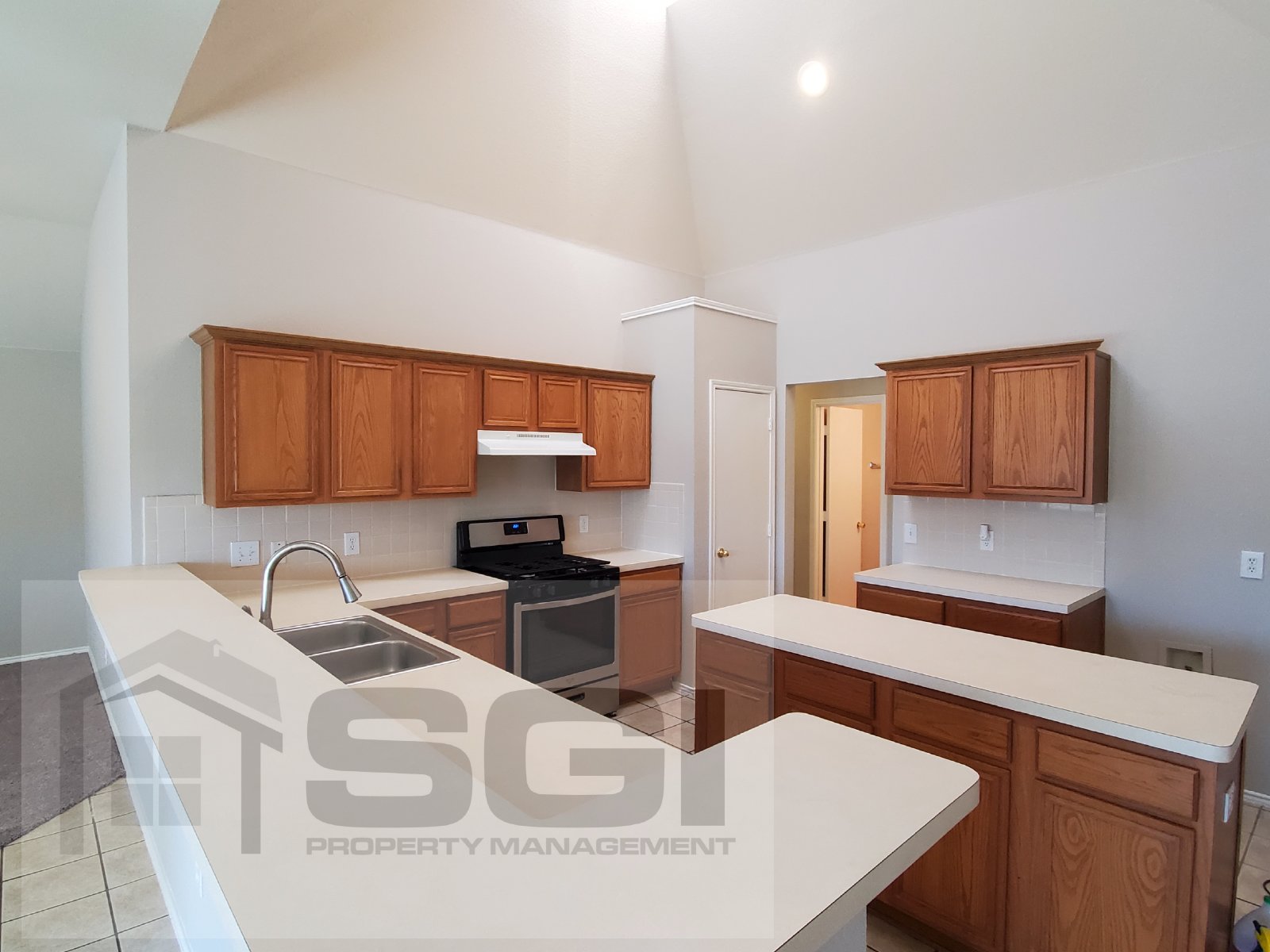 Fantastic 3 bedroom with 2 Living and 2 dining rooms property image