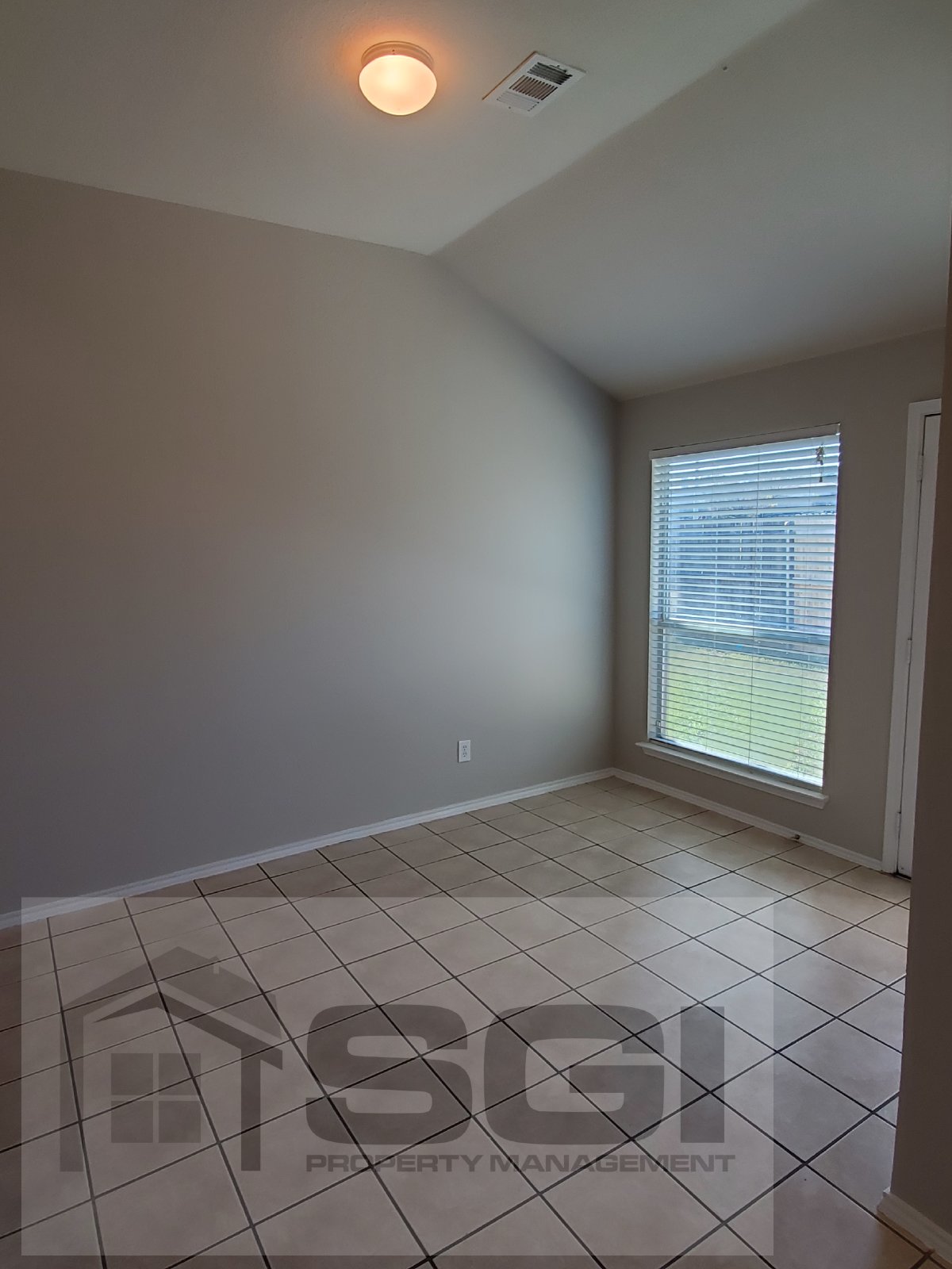 Fantastic 3 bedroom with 2 Living and 2 dining rooms property image