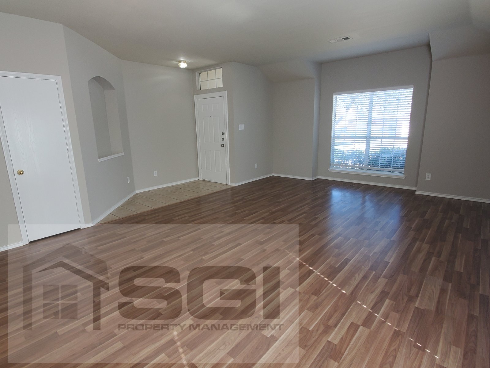 Fantastic 3 bedroom with 2 Living and 2 dining rooms property image