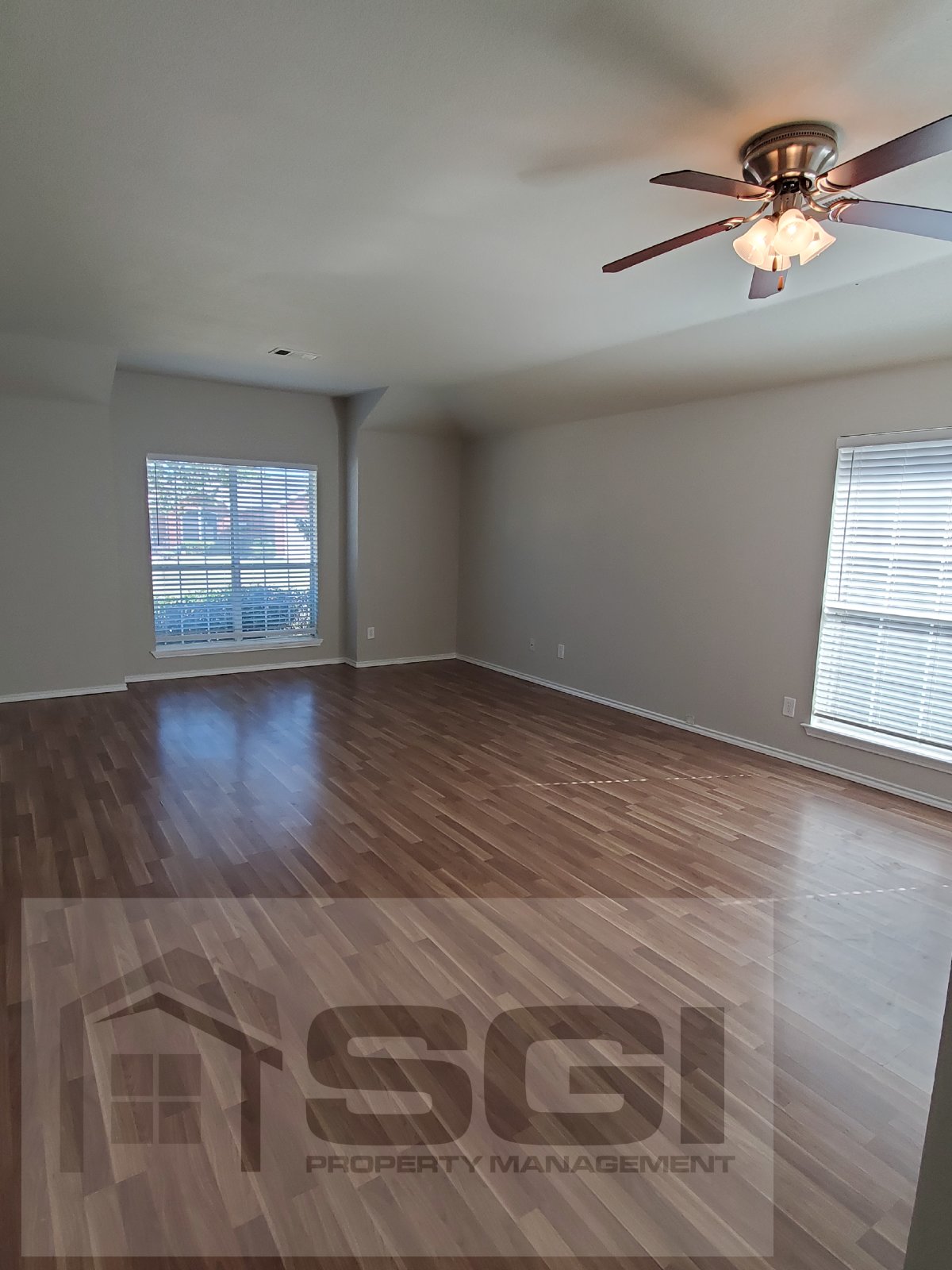 Fantastic 3 bedroom with 2 Living and 2 dining rooms property image