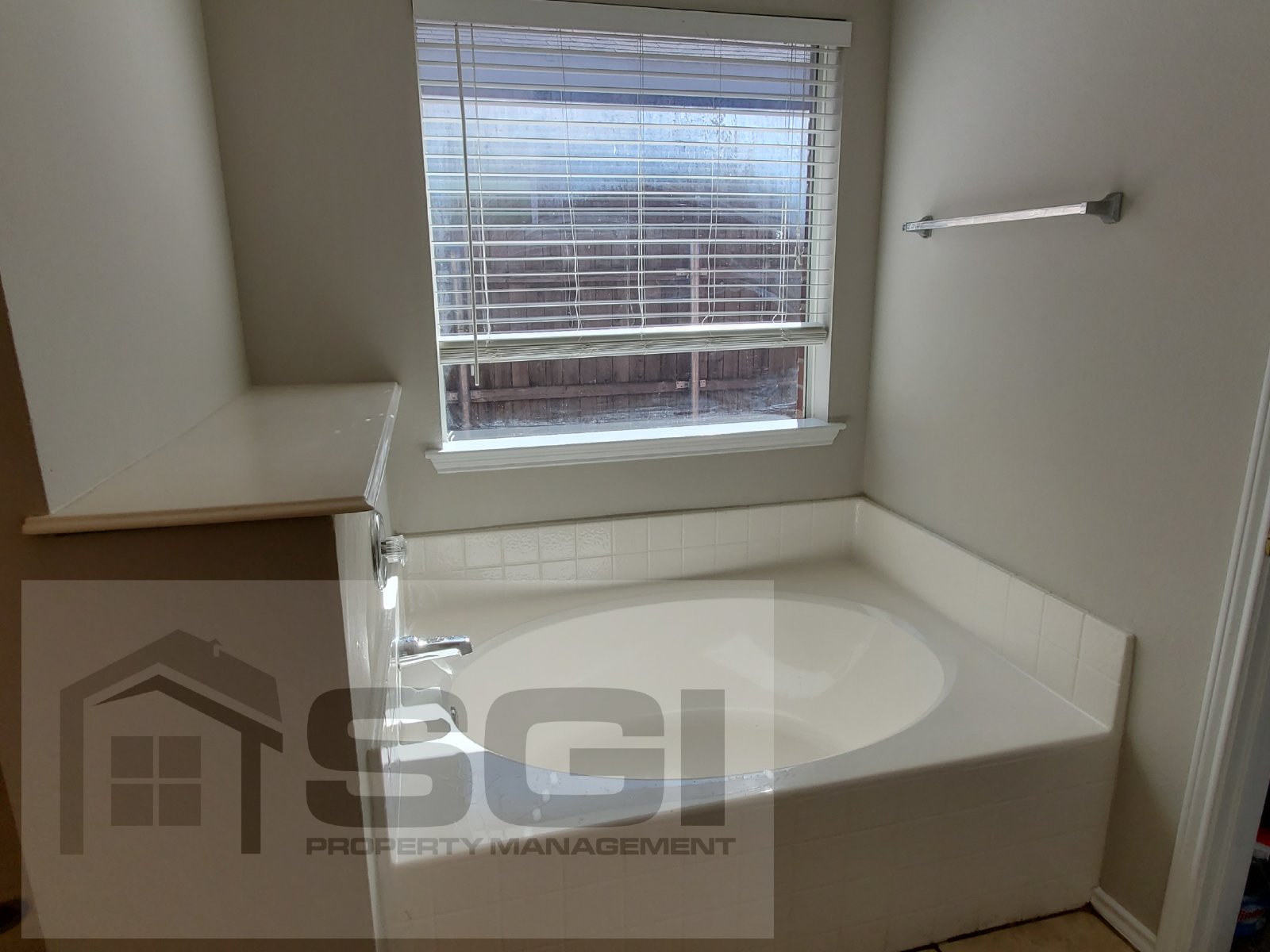 Fantastic 3 bedroom with 2 Living and 2 dining rooms property image