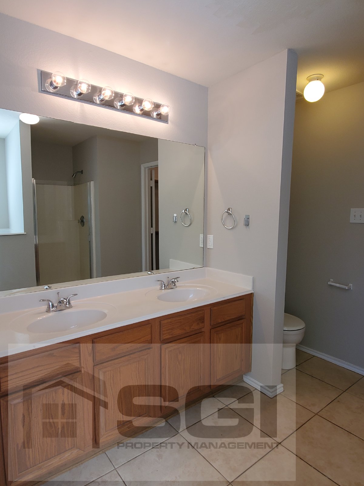 Fantastic 3 bedroom with 2 Living and 2 dining rooms property image