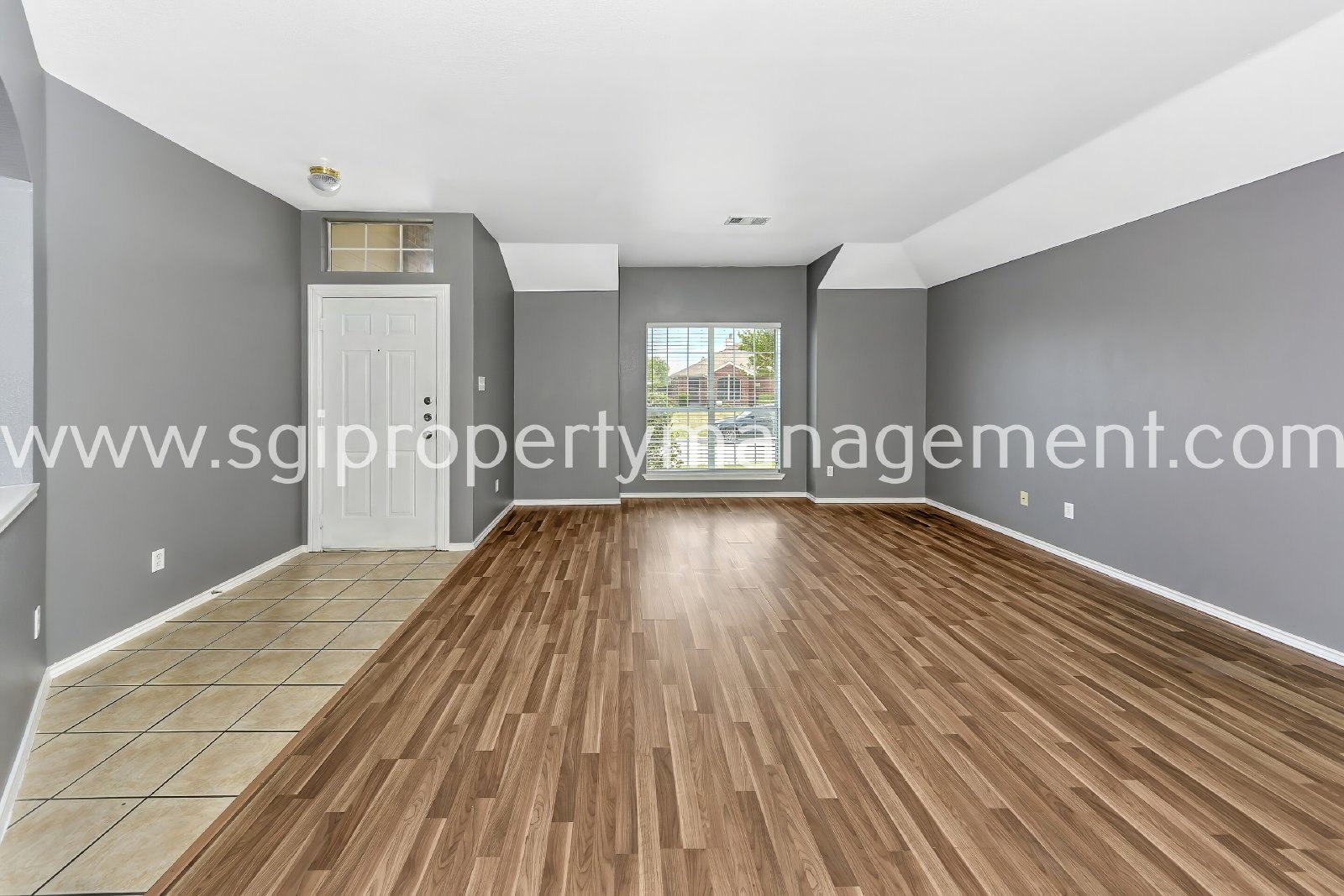 Fantastic 3 bedroom with 2 Living and 2 dining rooms property image