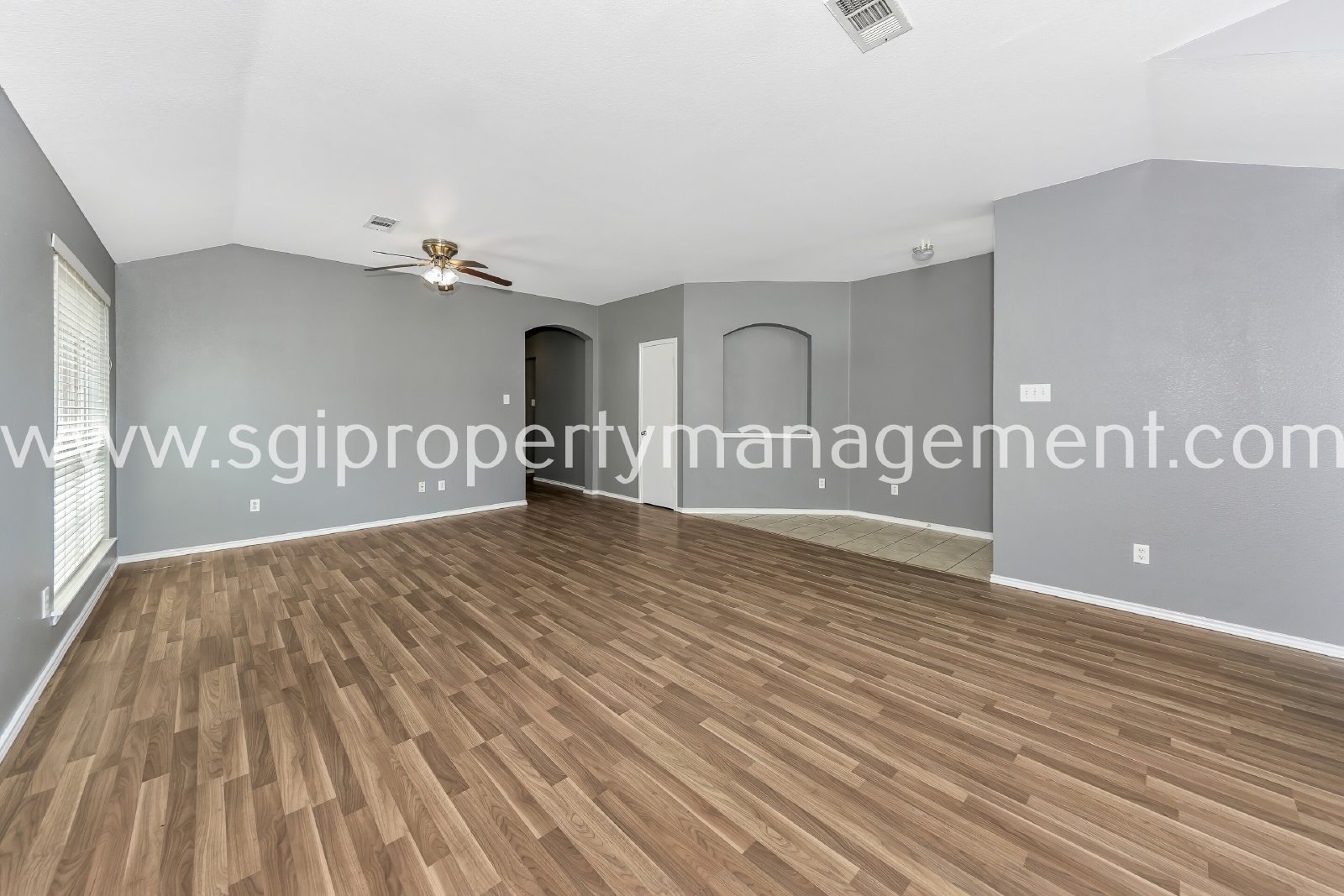 Fantastic 3 bedroom with 2 Living and 2 dining rooms property image