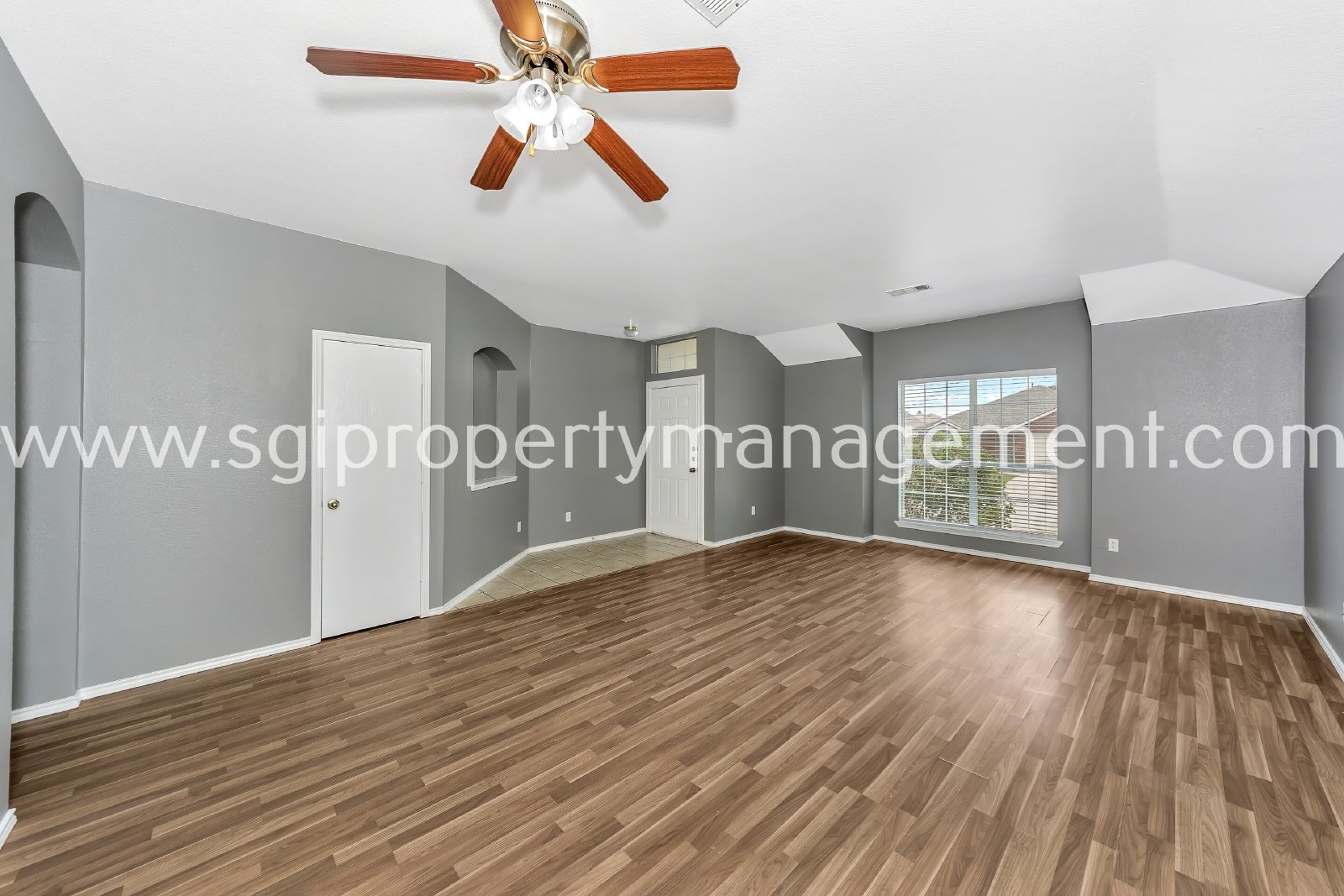 Fantastic 3 bedroom with 2 Living and 2 dining rooms property image