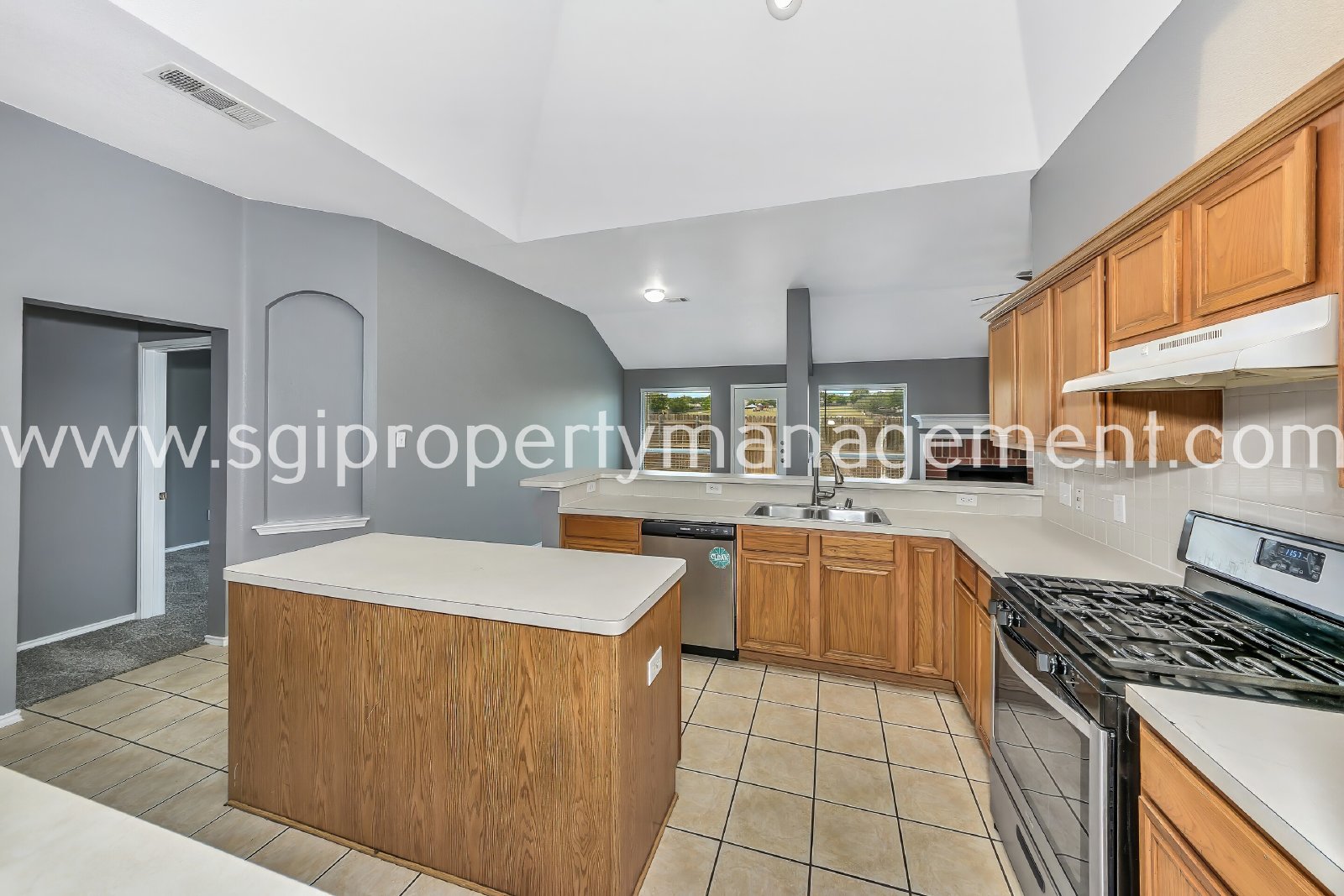 Fantastic 3 bedroom with 2 Living and 2 dining rooms property image