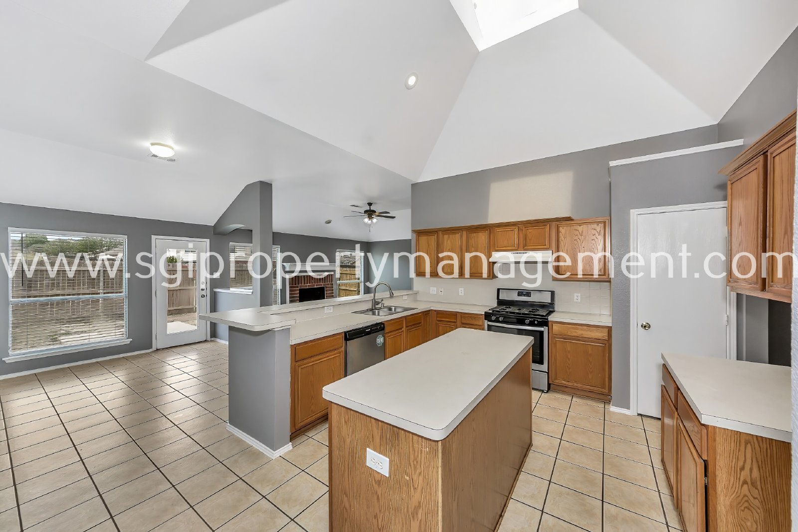 Fantastic 3 bedroom with 2 Living and 2 dining rooms property image