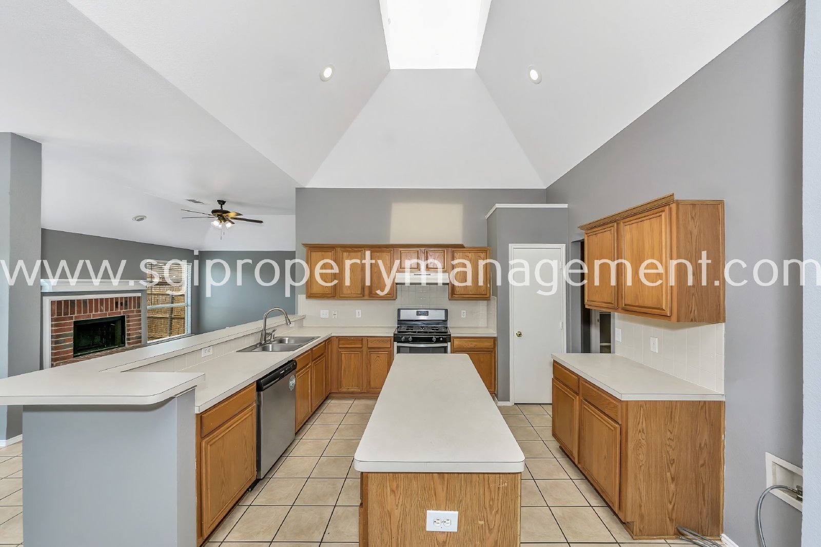 Fantastic 3 bedroom with 2 Living and 2 dining rooms property image