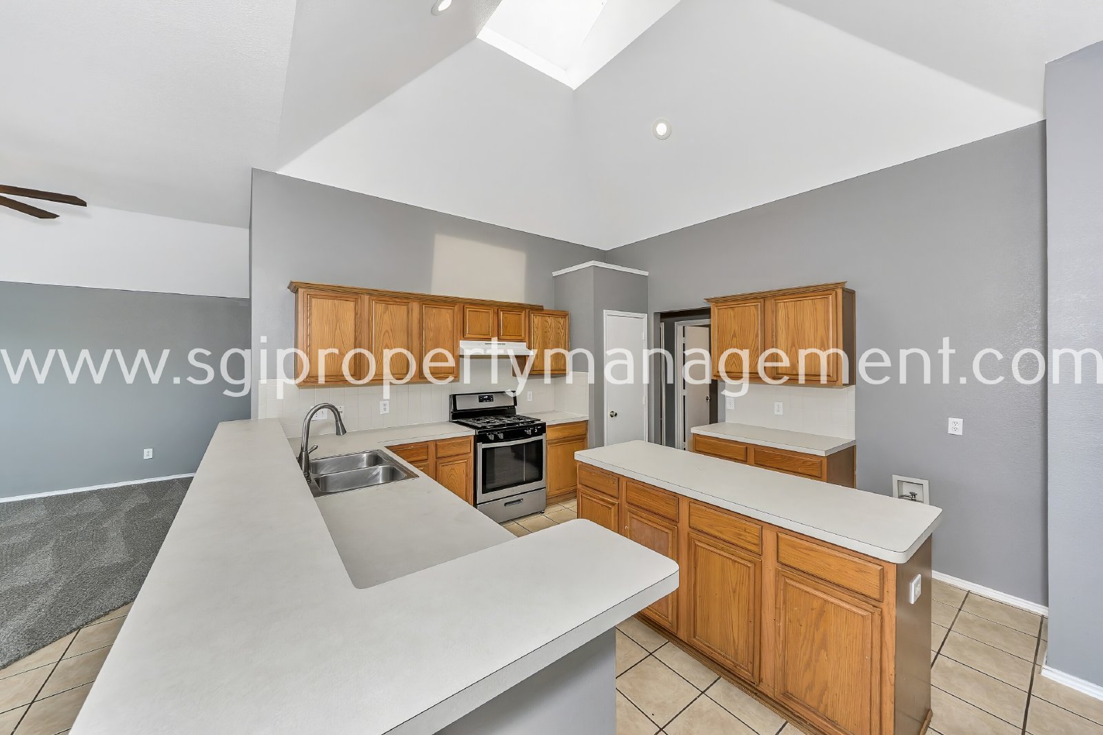 Fantastic 3 bedroom with 2 Living and 2 dining rooms property image