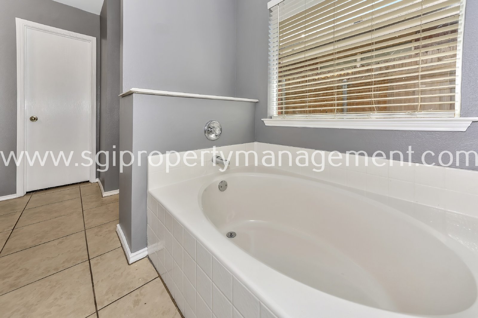 Fantastic 3 bedroom with 2 Living and 2 dining rooms property image