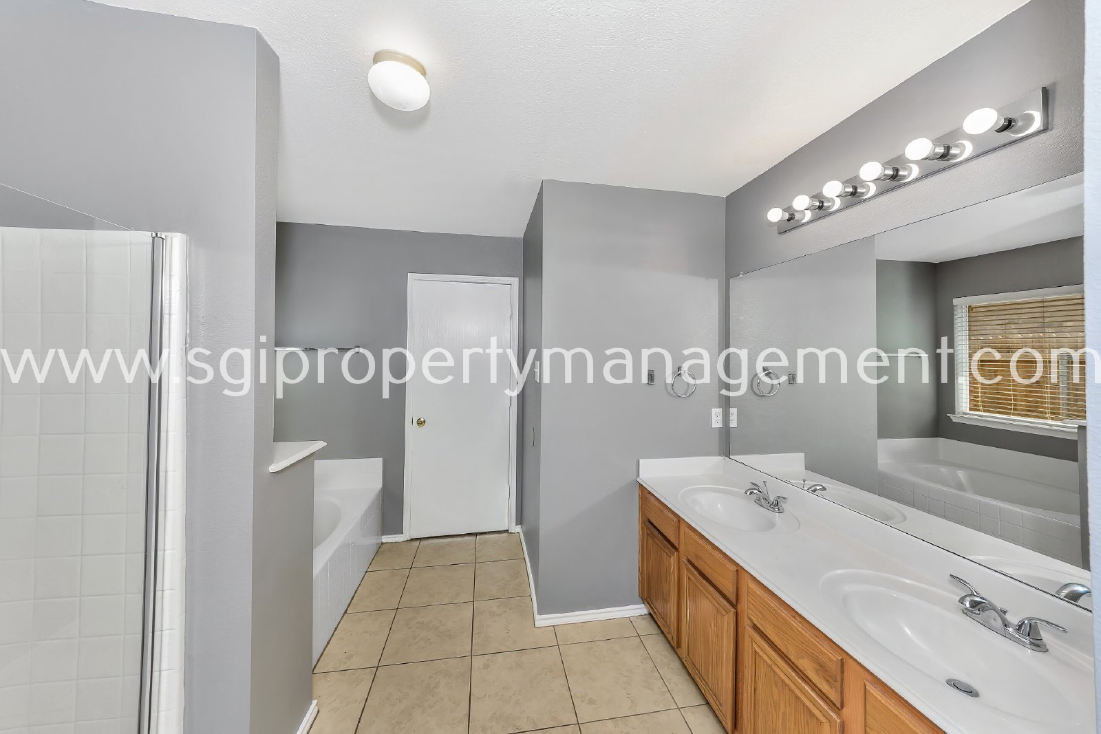 Fantastic 3 bedroom with 2 Living and 2 dining rooms property image