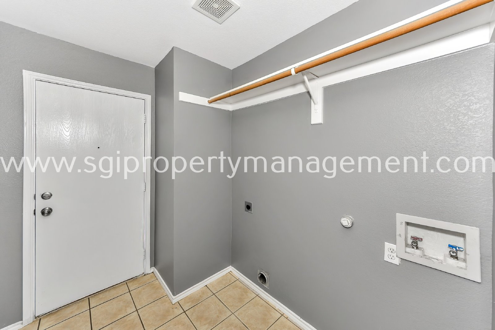 Fantastic 3 bedroom with 2 Living and 2 dining rooms property image