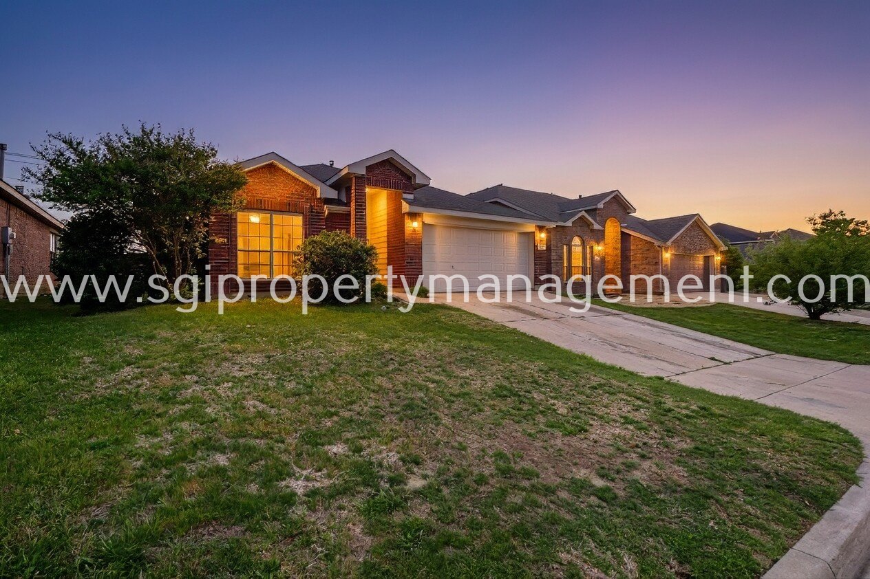 Fantastic 3 bedroom with 2 Living and 2 dining rooms property image