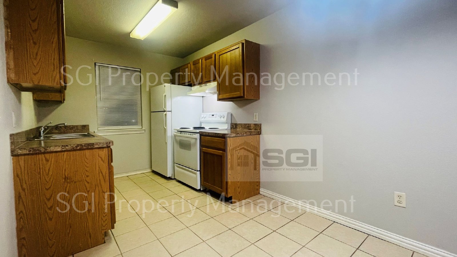 Adorable 2 bedroom single level half of a duplex property image