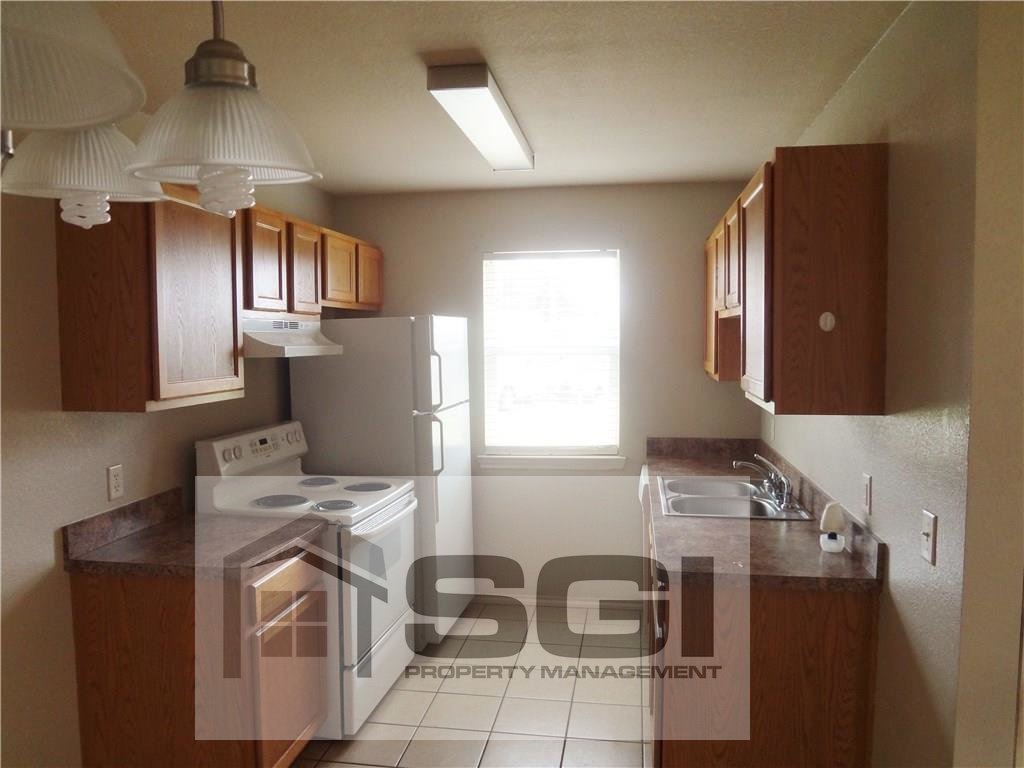 Adorable 2 bedroom single level half of a duplex property image