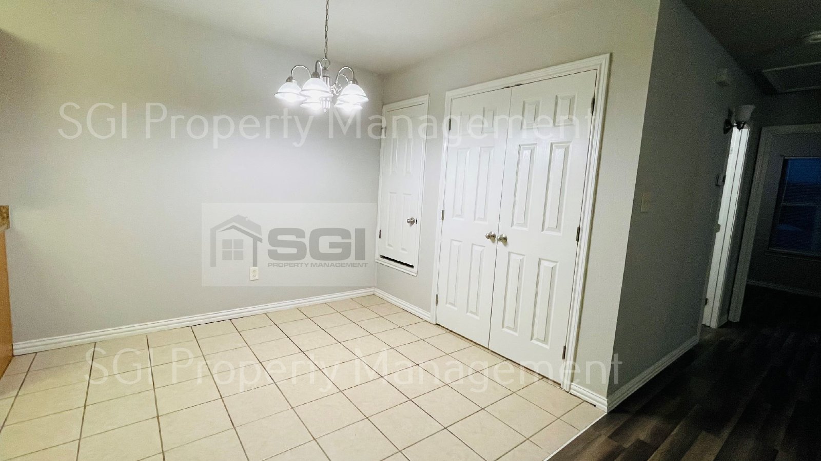 Adorable 2 bedroom single level half of a duplex property image