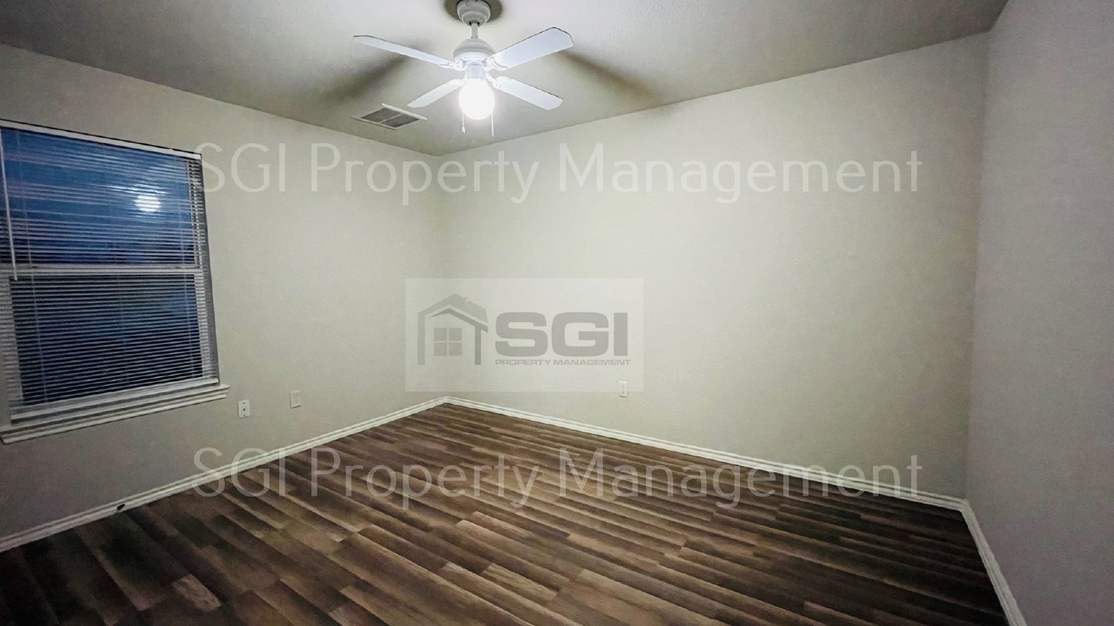 Adorable 2 bedroom single level half of a duplex property image