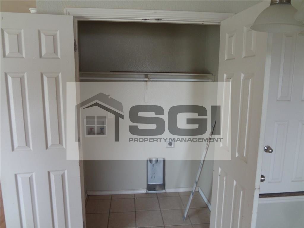 Adorable 2 bedroom single level half of a duplex property image